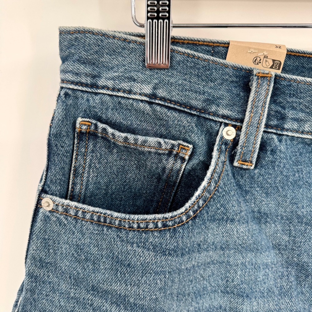 NWT Levi's High-Waisted Mom Shorts Medium Wash Frayed Hem Denim Women's Sz 32 - Picture 3 of 11